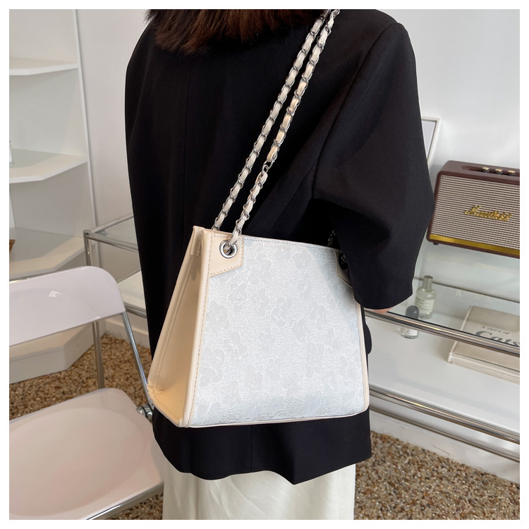 Grand sac jacquard en soie de grande capacité pour femmes, sacoche à bandoulière large, fourre-tout assorti à la mode, nouvelle collection 2023_voghion.com