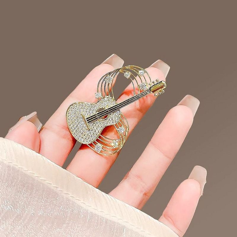 Design Sense Personality Music Note Guitar Brooch High Sense Temperament Clothes Pin New Suit Accessories_voghion.com
