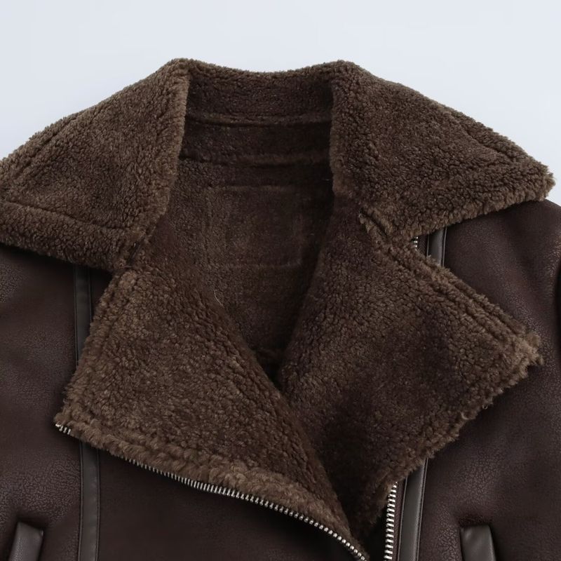 Giacca da motociclista alla moda in pelliccia sintetica: cappotto corto in poliestere con pannelli a contrasto, colletto a punta e chiusura con bottoni per la moda streetwear_voghion.com