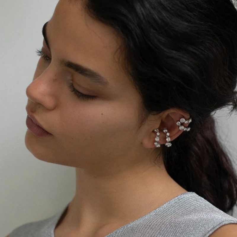 Pendientes de clip con circonita geométrica para mujer, elegantes y únicos, en tono plateado, un accesorio moderno y con estilo._voghion.com