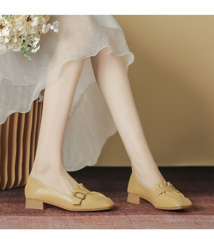 Schuhe mit quadratischer Spitze und dickem Absatz für Damen, Herbst 2024, neue quadratische Schnalle, plissierte, vielseitige, flache Öffnung, mittlerer Absatz, Oma-Schuhe, Damen-Arbeitsschuhe_voghion.com