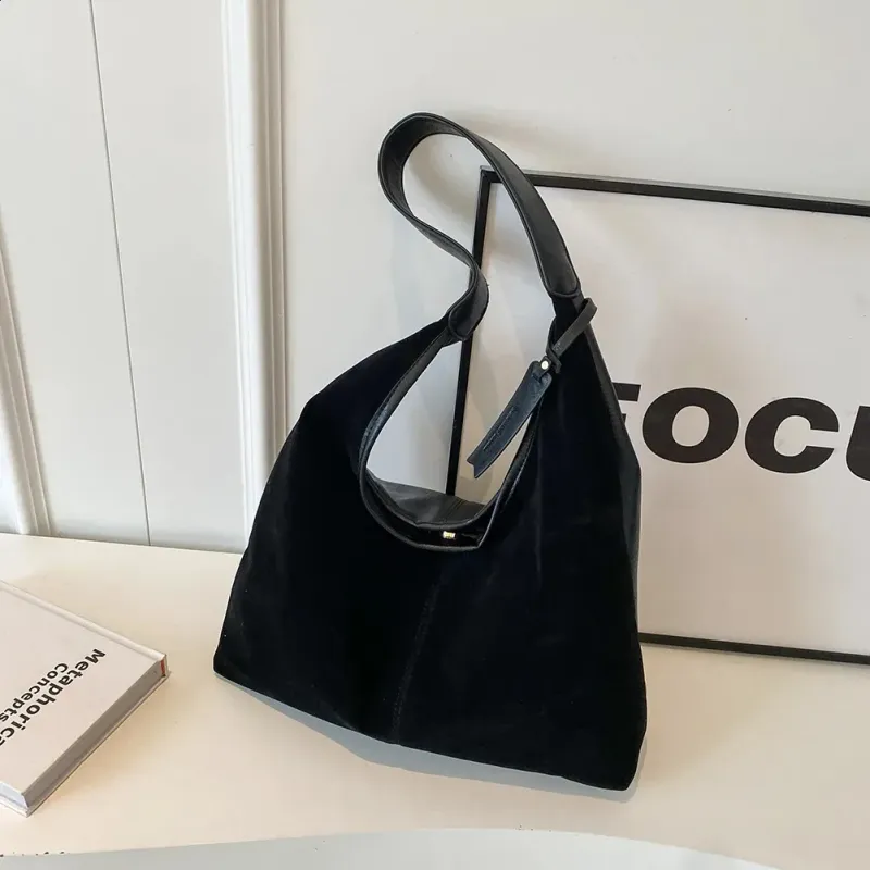 - Damen-Umhängetasche aus weichem Wildleder mit Magnetverschluss, Hobo-Geldbörse mit großem Fassungsvermögen für Arbeit oder Reisen_voghion.com