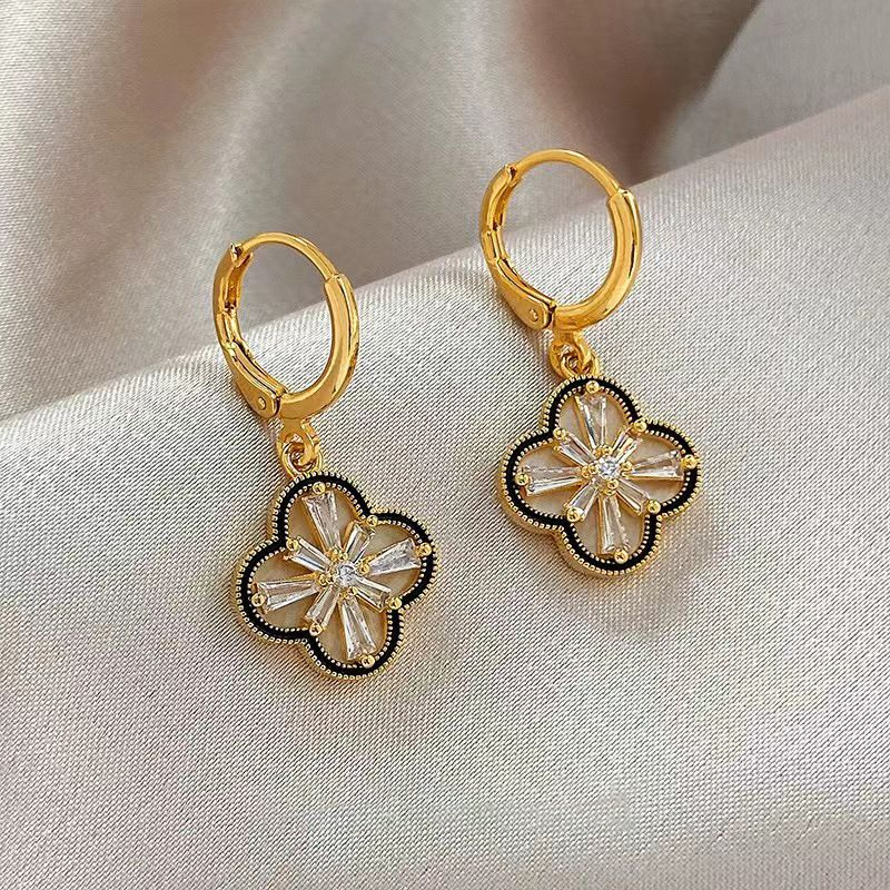 Dobbeltsidig kløver for kvinner med diamantinnlegg, luksuriøse elegante og edle temperamentøreringer_voghion.com