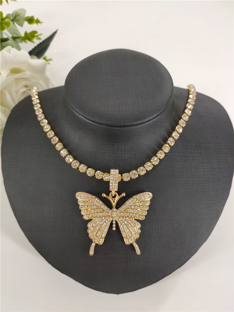 Girocollo con collana di diamanti luminosi con strass di diamanti a fila singola e grande ciondolo a farfalla_voghion.com