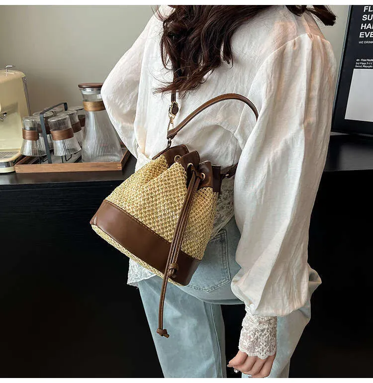 Borsa a secchiello di design di nicchia per donna, borsa a mano piccola, borsa a tracolla in paglia, stile alla moda e di alta qualità._voghion.com