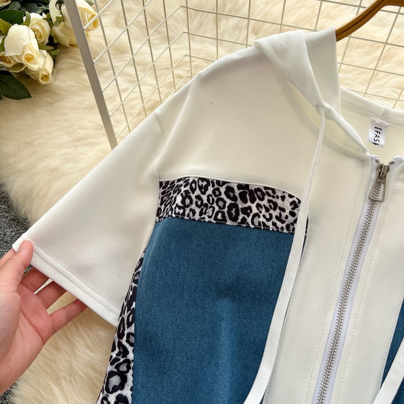 Abbigliamento femminile: i completi più popolari di quest'anno per le donne, moda estiva, felpa con cappuccio con stampa leopardata, gonna con spacchi sui fianchi e vita alta_voghion.com