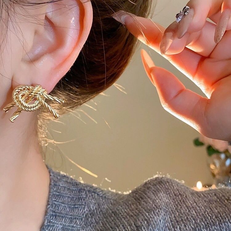 Orecchini a bottone annodati in oro, design unico e di nicchia, orecchini alla moda personalizzati, stile straniero esagerato, nuovi orecchini_voghion.com