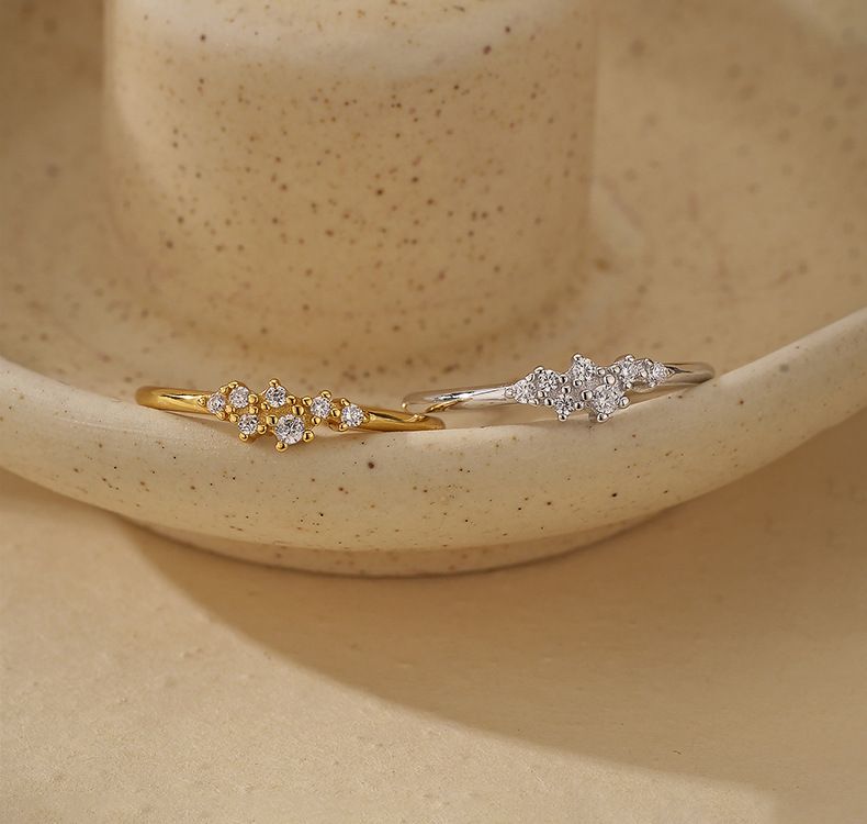 Elegante anello aperto in argento sterling 925 con zirconi cubici, fascia regolabile per l'uso quotidiano, design geometrico alla moda._voghion.com