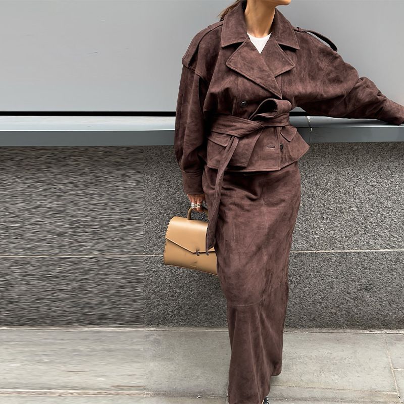 Completo da donna con trench corto, gonna midi e colletto a tacca in pelle scamosciata retrò - Abbigliamento casual da ufficio autunnale, comodo ed elegante_voghion.com