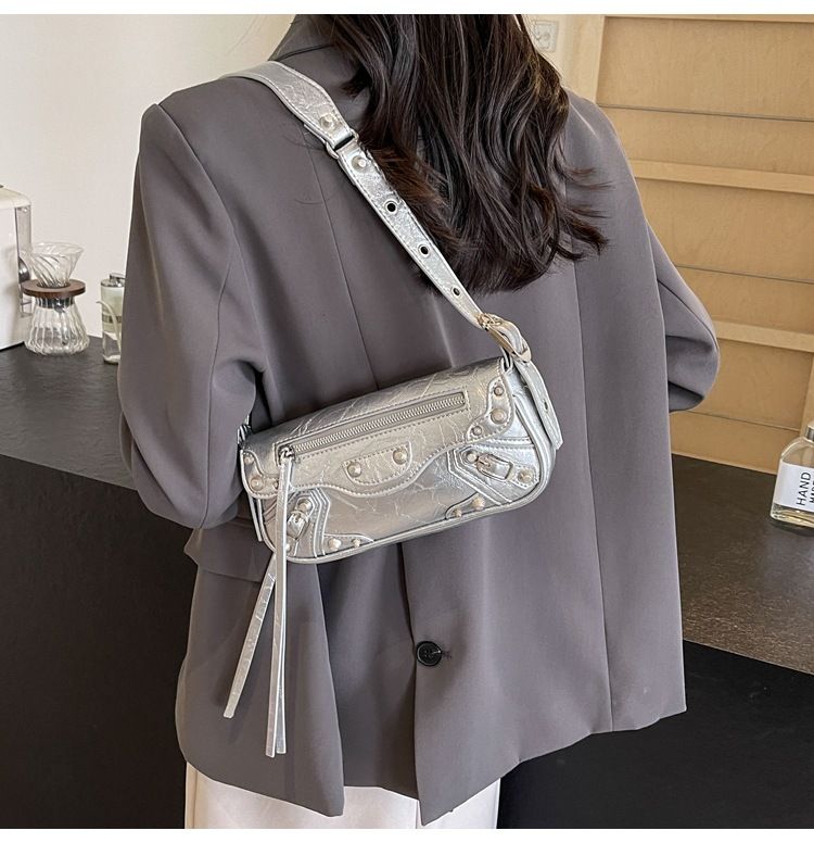 Séiss Cool Hot Girl Motorrad 2024 Summer Neie Stil Ënneraarm Hand Grip Muster Handtasche Personaliséiert Niet Schëllertasche_voghion.com