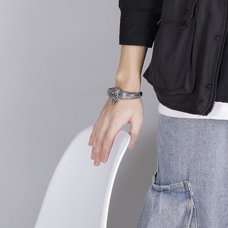 Bracelet punk tête de mort en acier titane pour homme – Manchette motard gothique ajustable – Design géométrique audacieux – Tailles 7 à 11. Bijoux pour homme_voghion.com