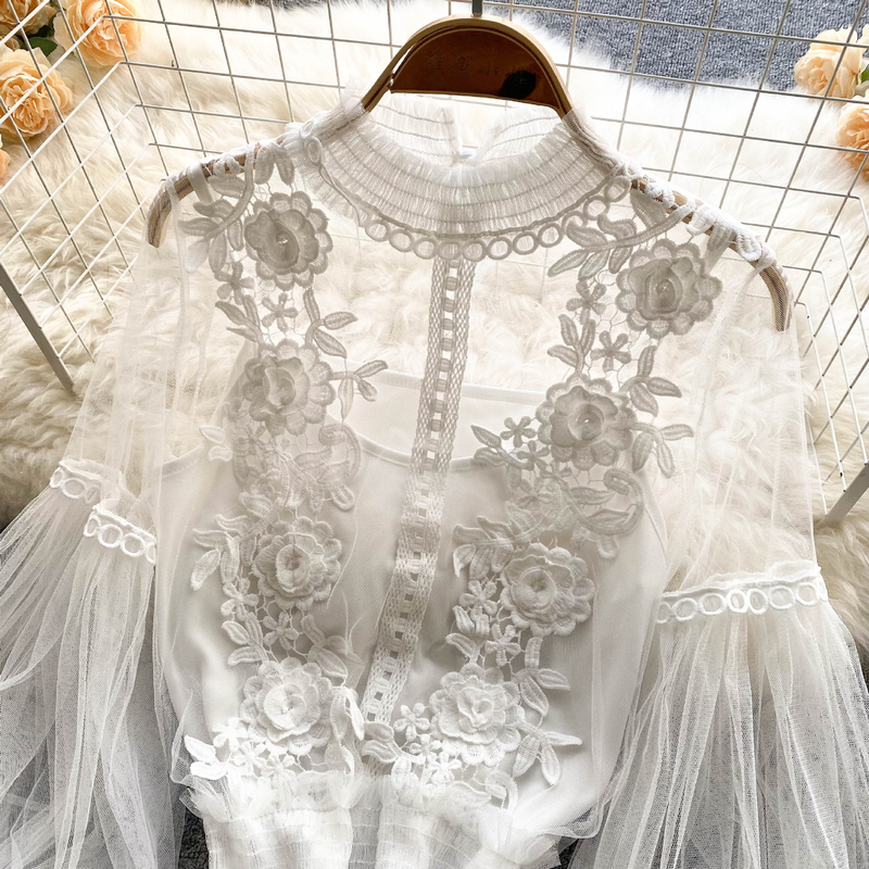 Women's three-dimensional flower collage see-through mesh lantern sleeve slim short top lace base blouse_voghion.com