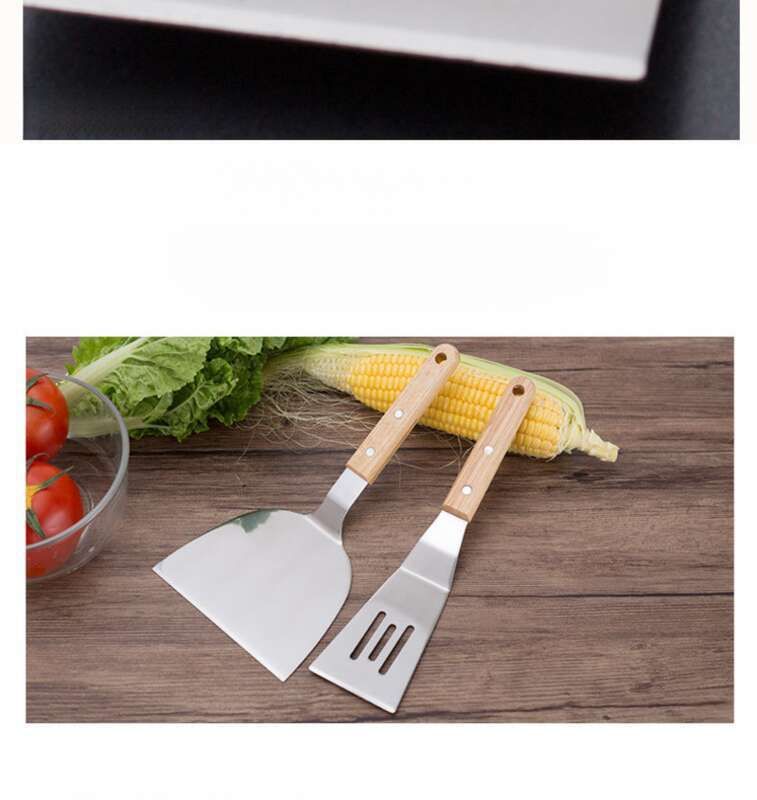 Madlavning af jernplade grillet rustfrit stålbøf med stegning, gribende pandekager, en pandekage grillet fisk og en is_voghion.com