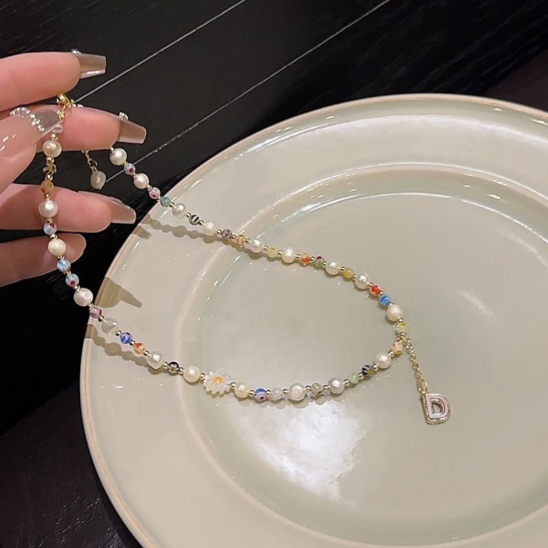 Collana di perle con lettera a margherita colorata per donna 2023, collana primaverile ed estiva, collana con clavicola dolce della foresta, nuovo stile_voghion.com