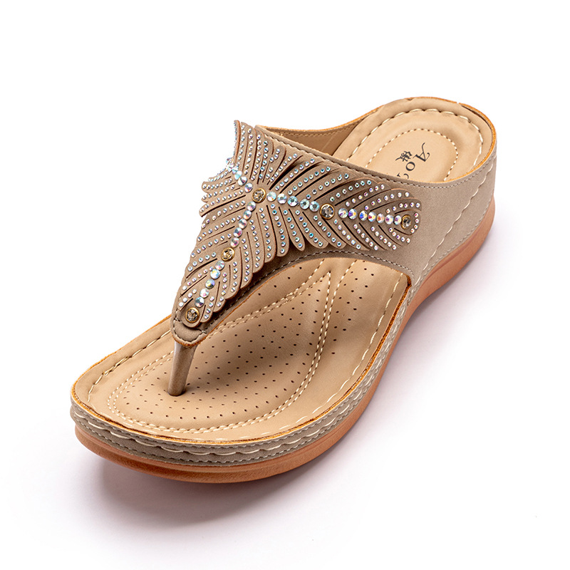 2022 Neue Hausschuhe Damen Sommermode Wasser Diamant Slope Heel Sandalen für Freizeit Urlaub Füße Clip Flip Flops_voghion.com