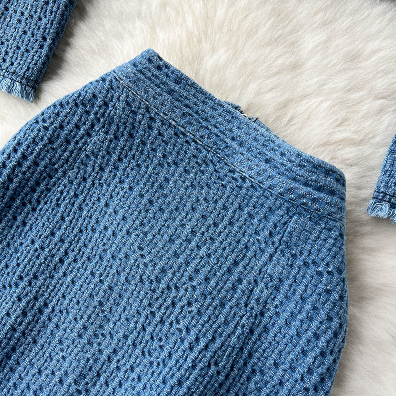 Damejakkesæt med kendis-denim, kort denimjakke med rå kanter og slids i nederdel til kvinder_voghion.com