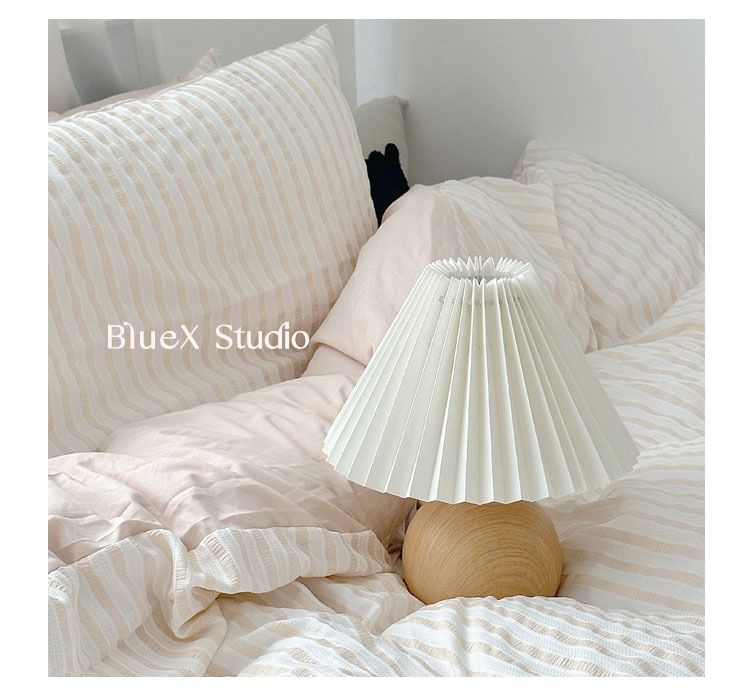 Lampada da comodino in ceramica nordica da tavolo plissettato, accogliente, romantica, semplice, in stile INS, stile femminile, di alta qualità._voghion.com