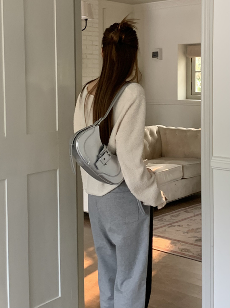 Lo stesso blogger coreano di Instagram per l'estate 2023 da donna nuova borsa sottobraccio per ragazza piccante, borsa a tracolla monospalla di nicchia_voghion.com