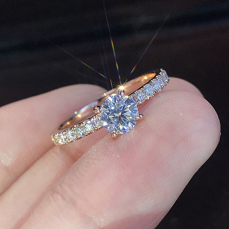 Pronta consegna Huitan Classic 4 Claws Design Zirconia rotonda Anelli di fidanzamento da sposa da donna 3 colori disponibili Gioielli da sposa sobri_voghion.com