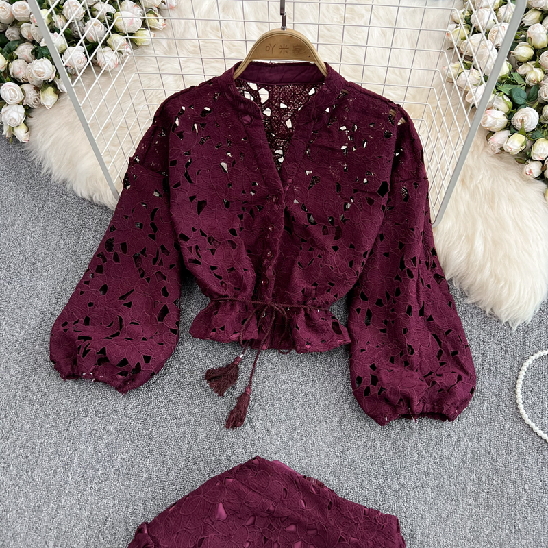 Conjunto feminino de duas peças com camisa curta e manga lanterna, cintura alta e saia justa em A_voghion.com