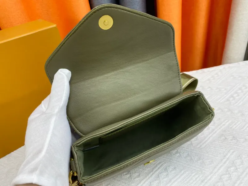 Borsa da designer 2023 in pelle di vitello trapuntata liscia, design vivace, realizzata con decorazioni in metallo anticato, può essere portata a spalla o_voghion.com