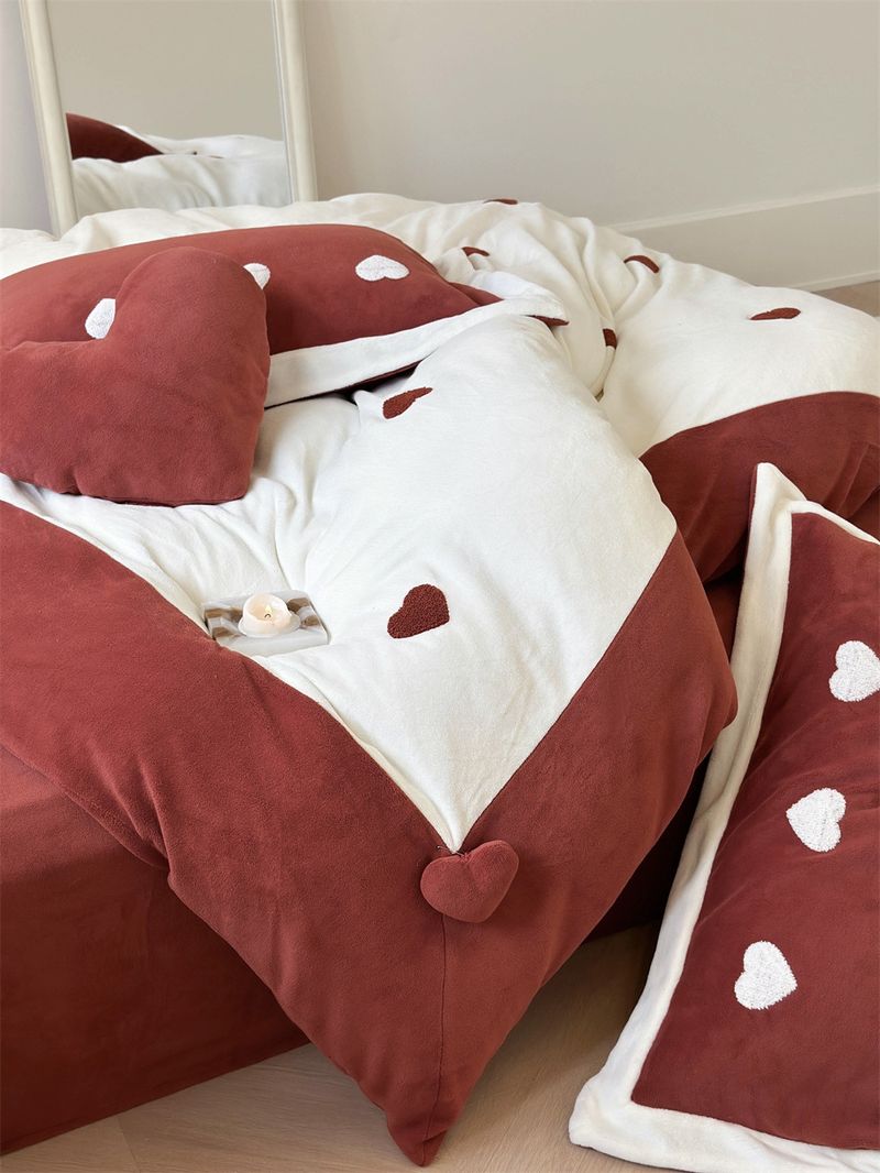 Nuovo set di quattro pezzi in velluto di latte ricamato con cuore rosso, autunno/inverno 2025, copripiumino in caldo pile di corallo_voghion.com