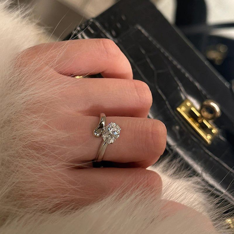 Kyyhkysenmuna-zirkoni naisille, hienostunut, niche-tyylinen, monipuolinen muotoilu, kevyt luksus, huippuluokan, etusormuksen sormus_voghion.com