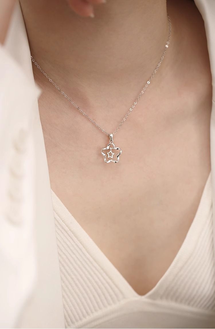 Collana con ciondolo a forma di stella con fiore in argento da donna, moda di nicchia, design leggero e lussuoso, regalo per la migliore amica_voghion.com