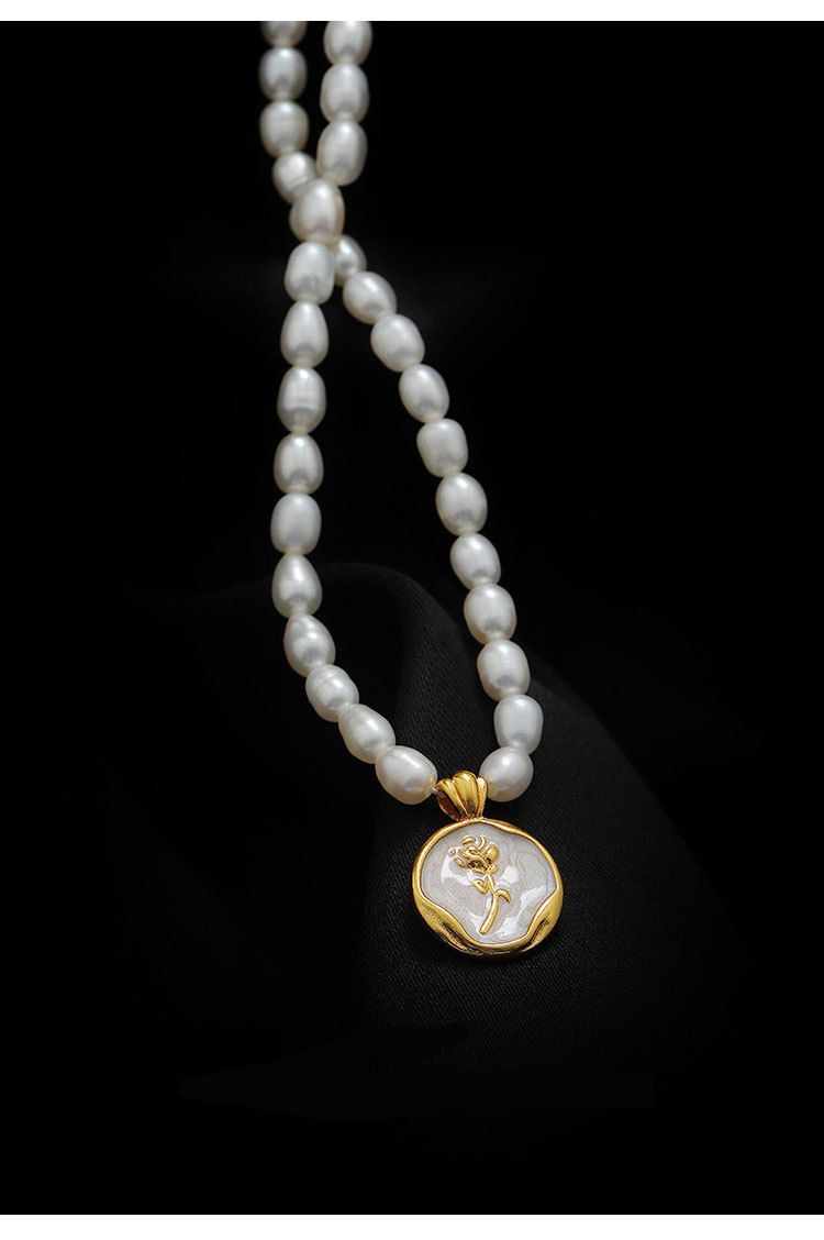 Collana da donna con perle d'acqua dolce e fiore di rosa - Ciondolo in smalto francese di alta qualità ed elegante catena per clavicola_voghion.com