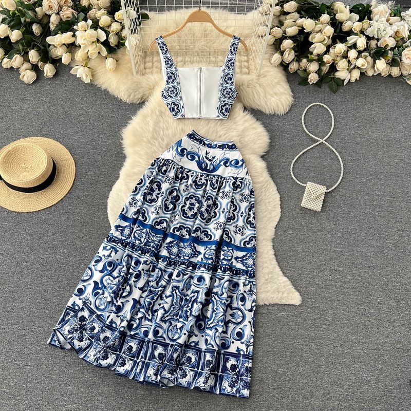 Abbigliamento da donna, estivo, blu e bianco, con stampa in porcellana, completo tridimensionale con cuscinetti per il seno, top corto a tubino, bretelle, gonna plissettata, set da due pezzi_voghion.com