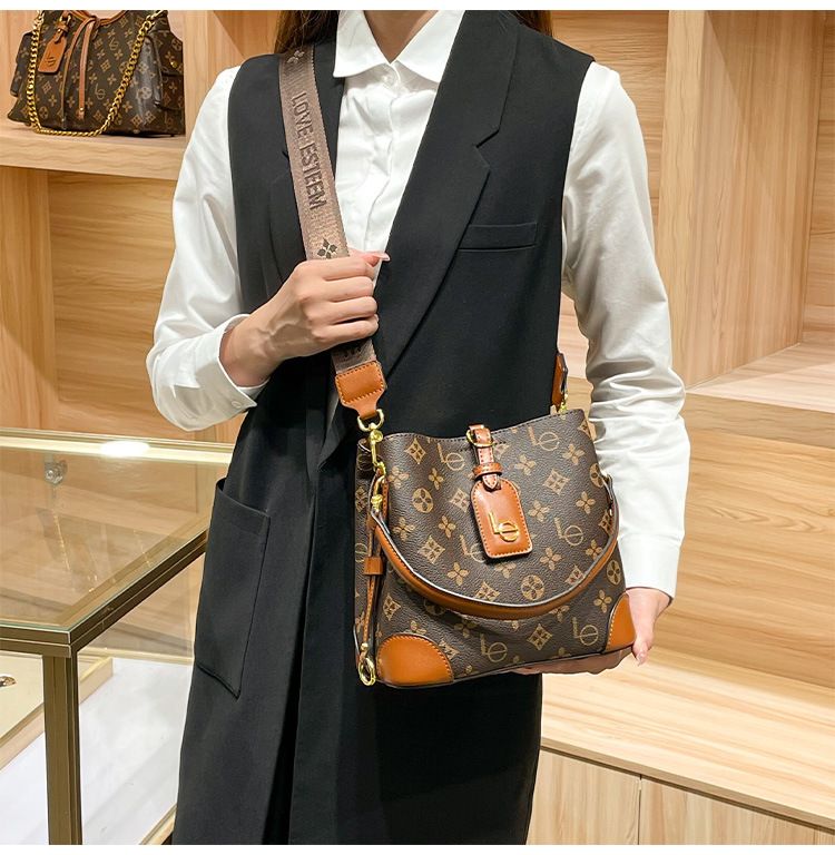 PVC-Tragetasche mit Vintage-Blumendruck für Damen – große Schultertasche mit verstellbarem Riemen, stilvolle und geräumige Handtasche für den täglichen Gebrauch_voghion.com