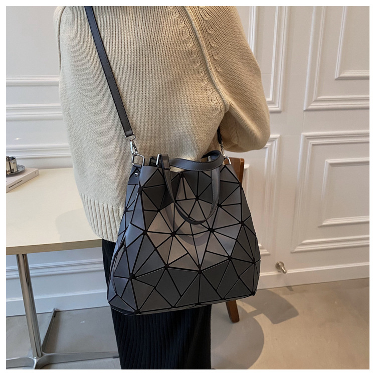 2023 moda cuciture geometriche borsa Lingge tendenza trama grande capacità una borsa a tracolla da donna_voghion.com