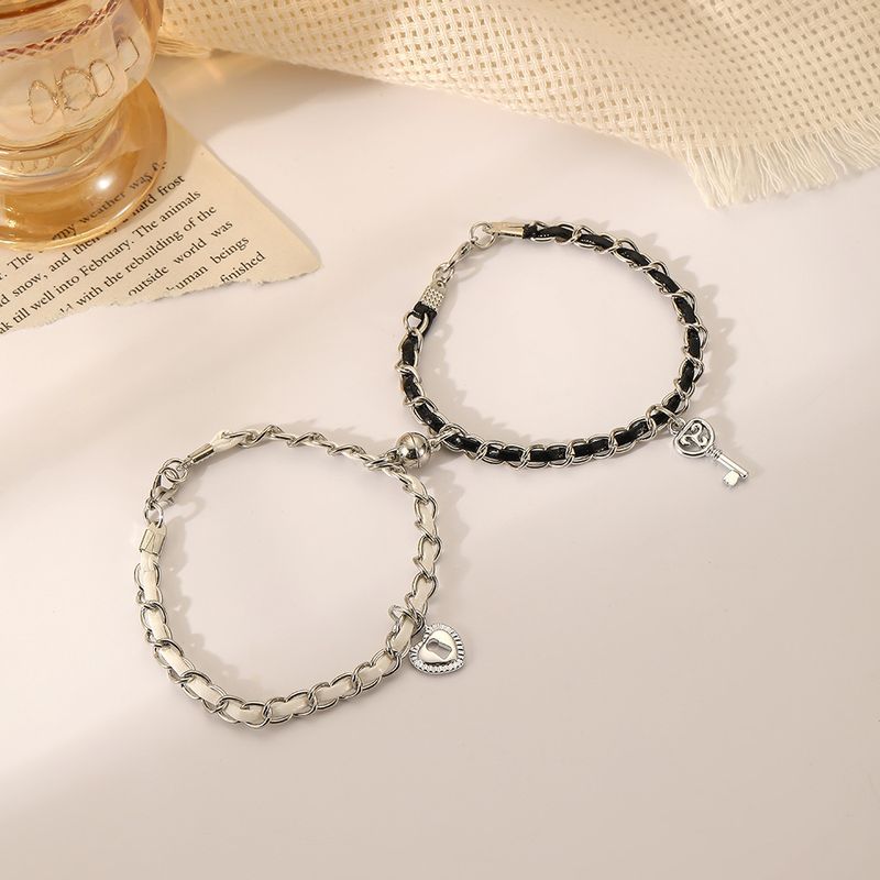 einfache Nischendesign Persönlichkeit Neue Liebesschloss Schlüssel Schwarz und Weiß mit Paar Lederseil Armband_voghion.com