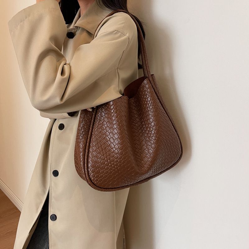 Nuova borsa a tracolla con texture di nicchia, semplice e casual, da donna, di grande capacità, portatile e alla moda, 2024_voghion.com