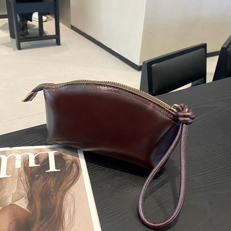 Borsa a tracolla semplice, versatile e pratica, in pelle bovina conciata al vegetale, da donna_voghion.com