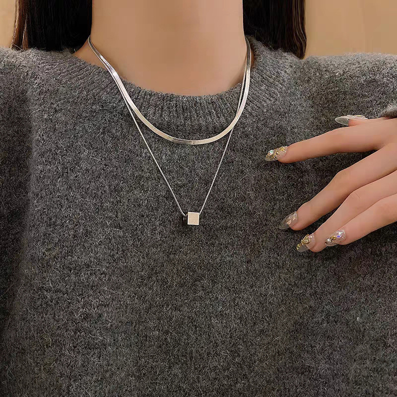 Collana in acciaio al titanio con ciondolo a blocco tridimensionale incolore con catena a doppio strato di osso di serpente impilato,_voghion.com