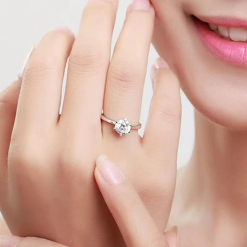 Anello in argento con diamanti simulati e moissanite esagonale da un carato S Live, intarsiato con diamanti per matrimonio_voghion.com
