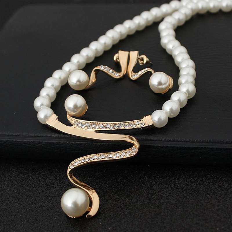 Qianbihe Ensemble de bijoux de mariage avec collier et boucles d'oreilles à tige en perles et strass_voghion.com