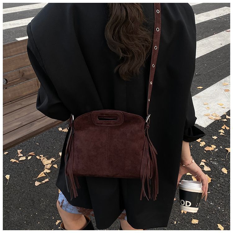 Vintage suède kwastje voor dames 2025 herfst nieuw niche ontwerp schouder handtas crossbody bucket bag_voghion.com