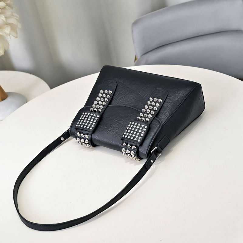 Vintage punk schoudertas - zachte leren crossbodytas met studs en schedel (straatstijl verstelbare kettingriem, handtas en schouderaccessoire)_voghion.com