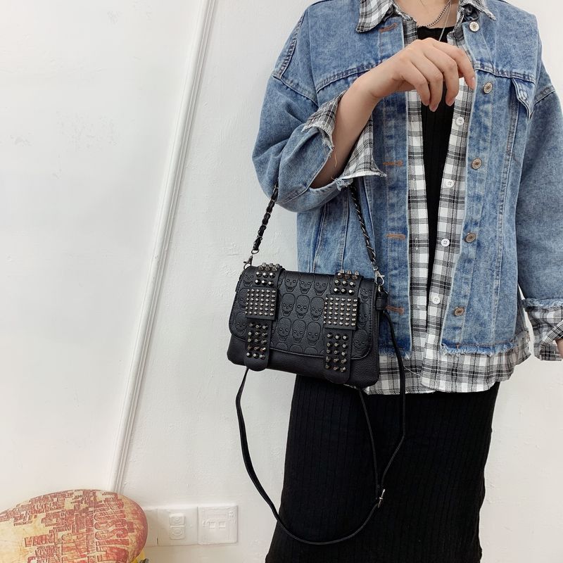 Borsa a tracolla vintage con tracolla a catena – Borsa a tracolla gotica punk con borchie a forma di teschio e laccetto da polso staccabile (tracolla regolabile in stile retrò boho)_voghion.com