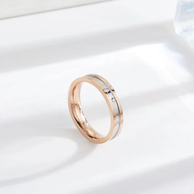 Anello in acciaio al titanio elettroplaccato con diamanti intarsiati, design di nicchia resistente alla luce, anelli di coppia in oro rosa, gioielli_voghion.com