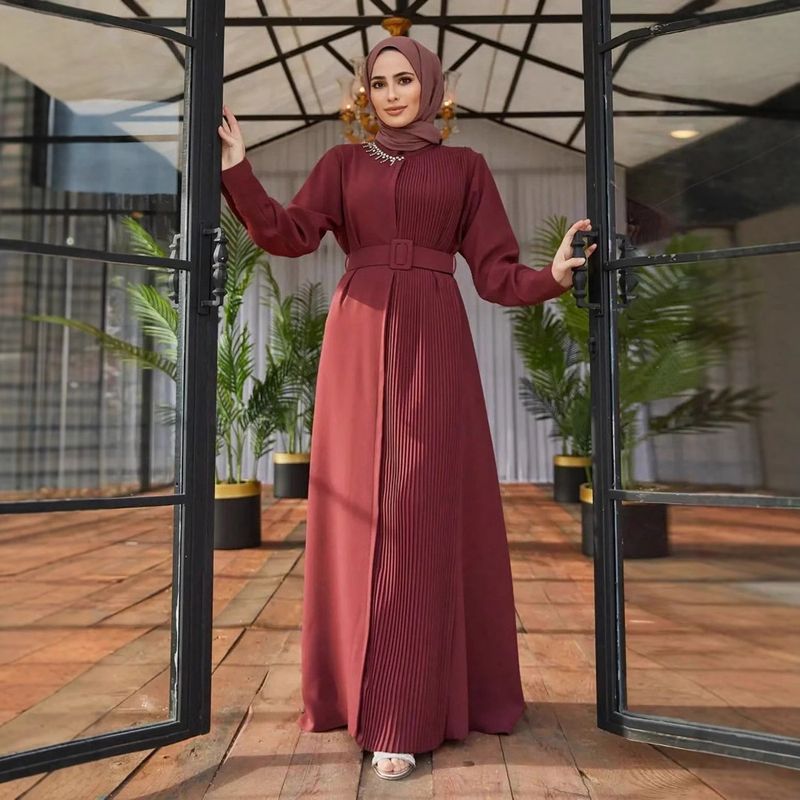 Abito lungo plissettato con cintura in vita, elegante e colorato, musulmano, da donna_voghion.com