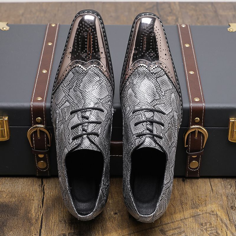 Britische Herren-Brogues aus spitzem Leder mit doppelter Lufteinlage und Alligatorleder-Optik – ein echter Hingucker._voghion.com
