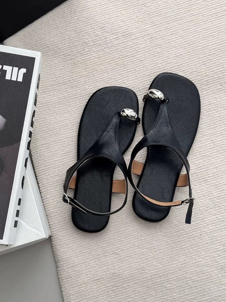 Versione in pelle di pecora ~ Sandali con cinturino piatto in metallo e punta unica per donna, pantofole con punta a clip in stile estivo 2025_voghion.com