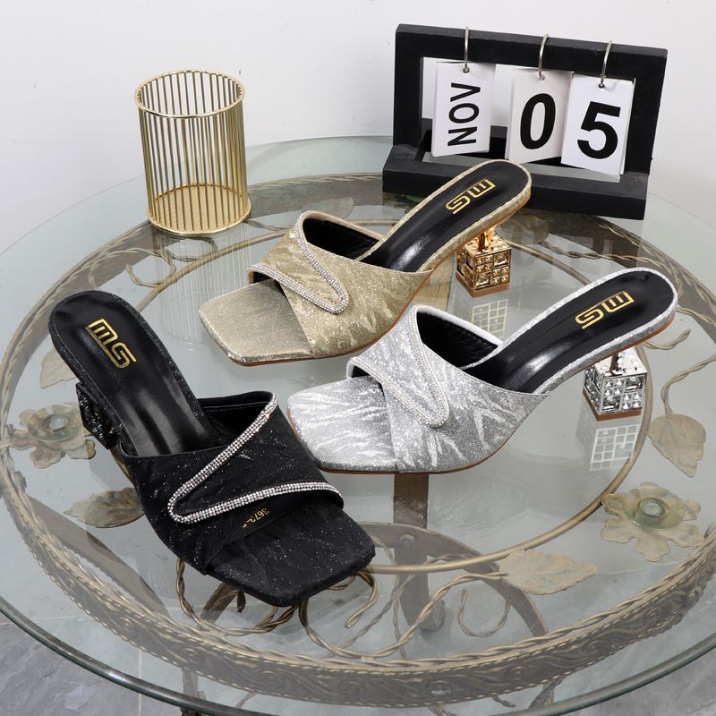 Hochwertige goldene Flip-Flops für den Herbst 2024, neue High Heels mit unregelmäßigem Absatz und offener Spitze, Strass-Glitzer, Außenverschleiß_voghion.com