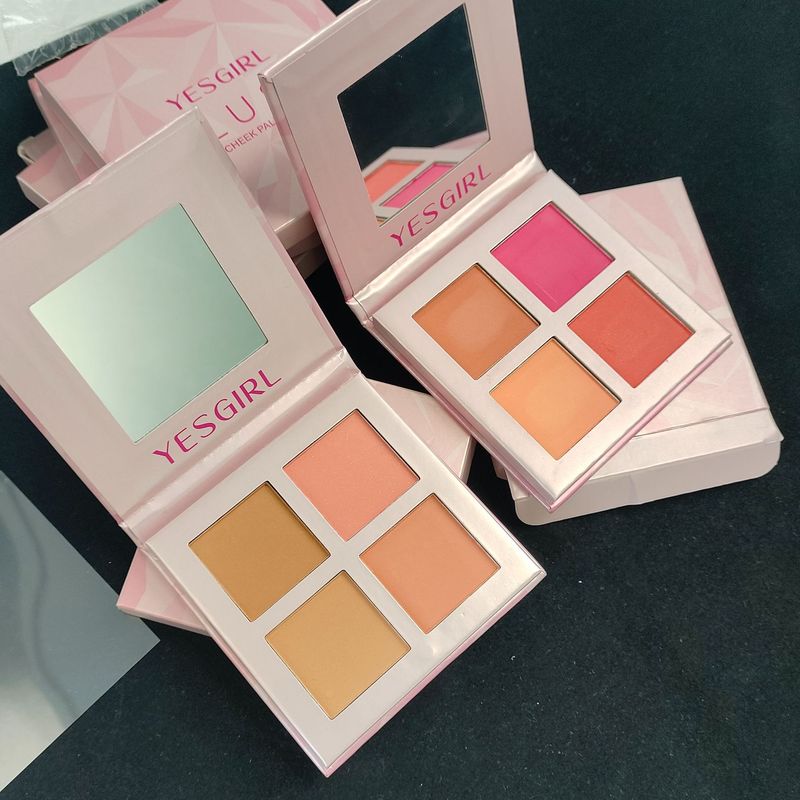 Paleta tvářenek se 4 mřížkami s jemným třpytem, expanzní a kontrakční barvy, matný pudr, jemná textura, zvýraznění pleti, vysoký lesk tvářenky_voghion.com