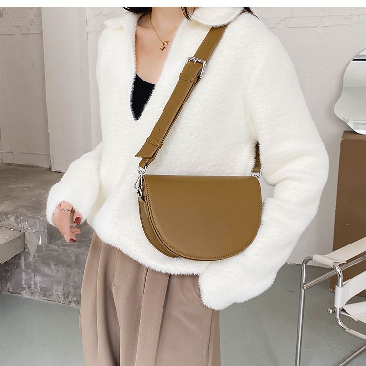 Internet-Promi-Textur breiter Riemen einzelne Schulter Crossbody Damen Frühling neue trendige Satteltasche_voghion.com