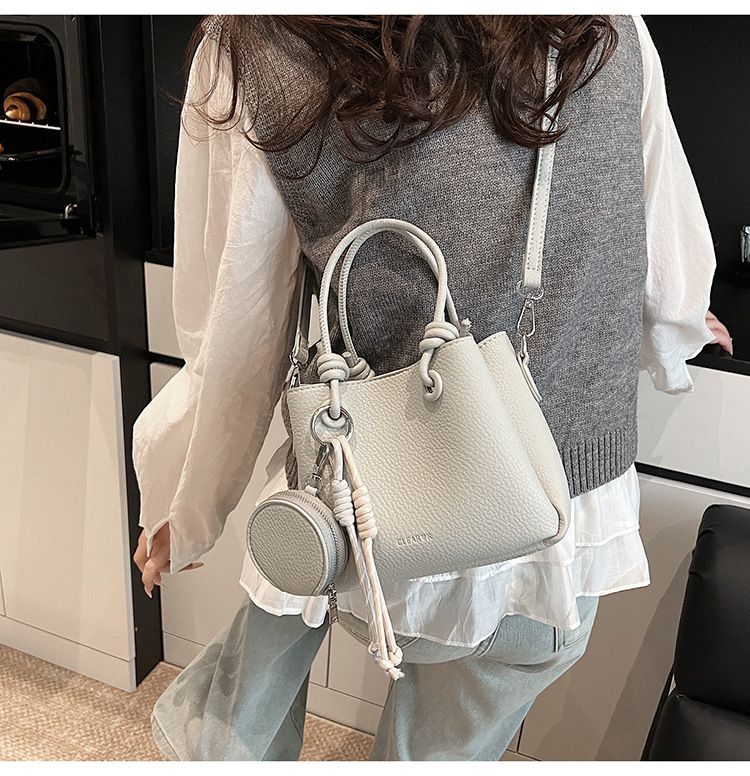 Borsa a mano da pendolare di nicchia alla moda per le donne 2025, nuova borsa a tracolla da donna con tracolla a secchiello e texture semplice_voghion.com