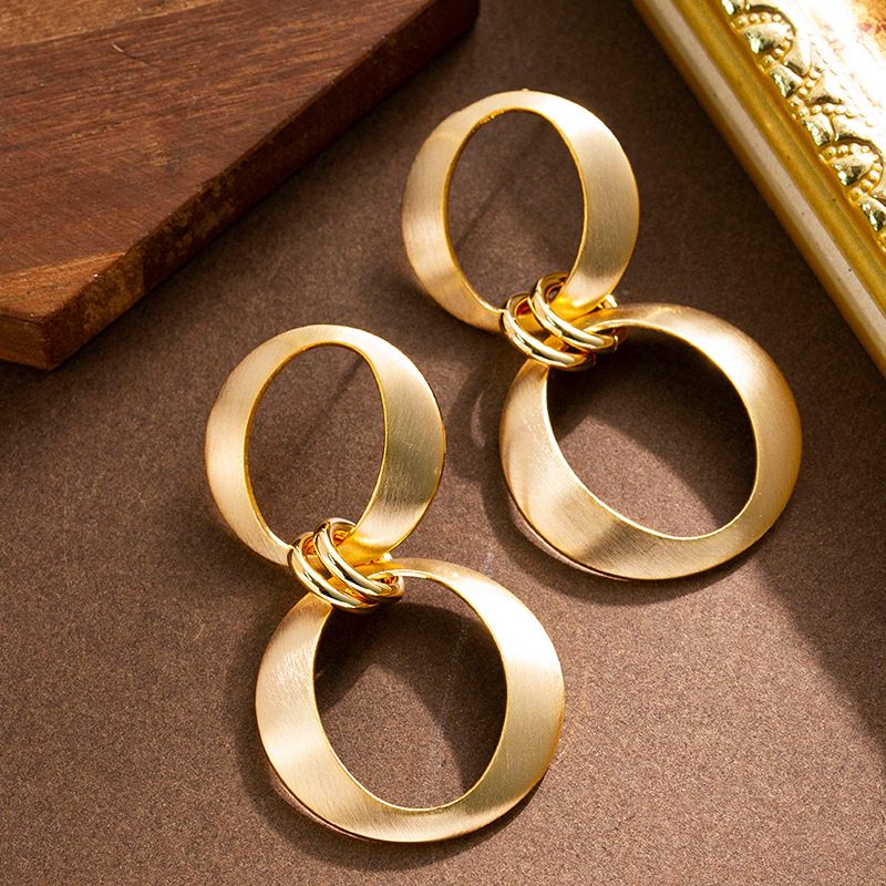 Modischer Doppelring-Anhänger im minimalistischen Stil für Frauen mit einem Gefühl von Luxus, leichter und luxuriöser Silbernadel_voghion.com